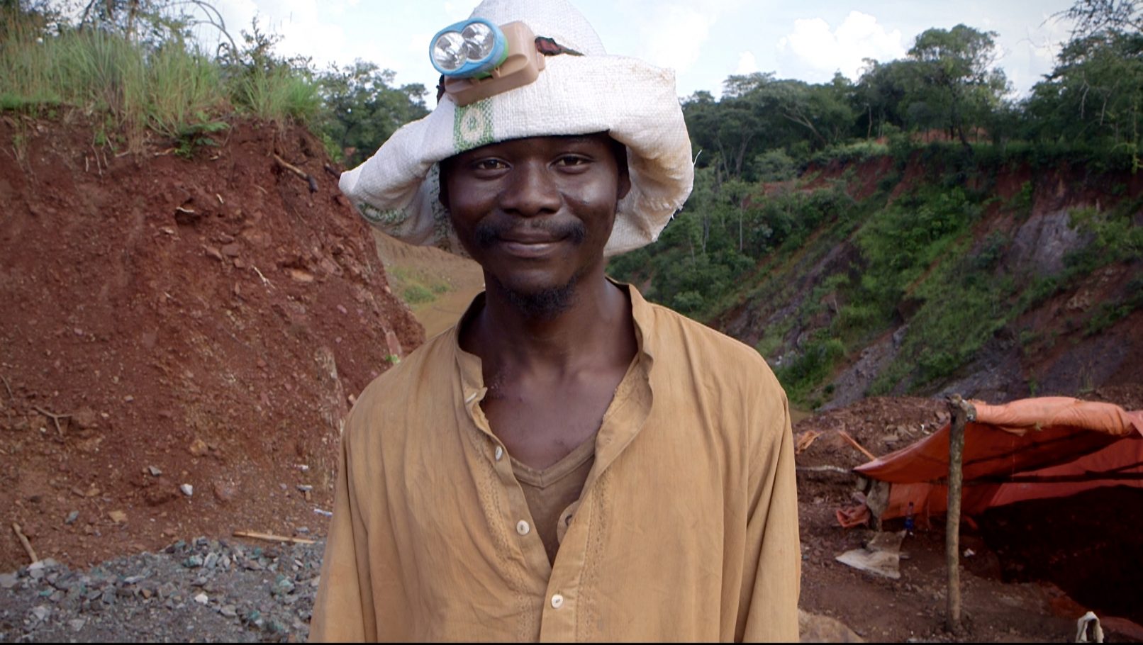 Trésor, a 24 year old artisanal mining from Katanga risk his life to extract copper 25 meters underground...